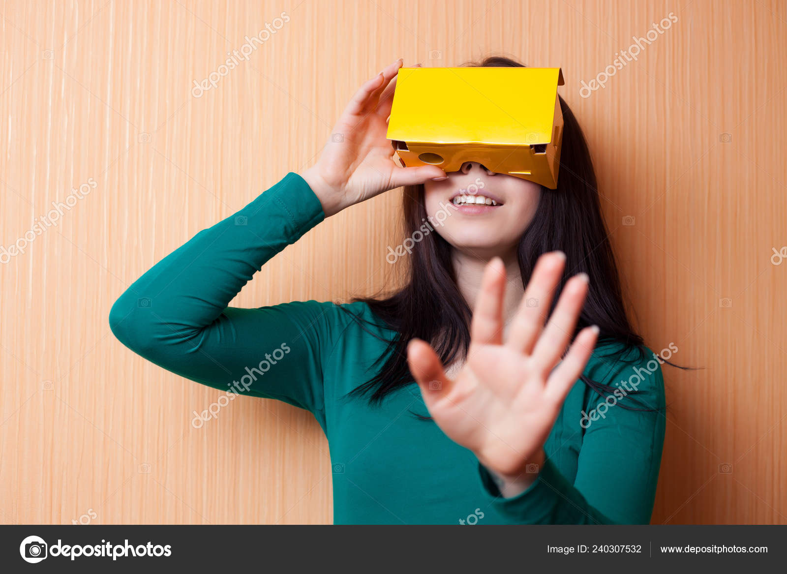 Rapariga Atraente Jogando Jogo Vídeo Com Papelão Virtual Realidade